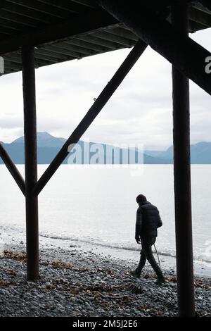 Une personne marchant près de l'océan en Alaska Banque D'Images