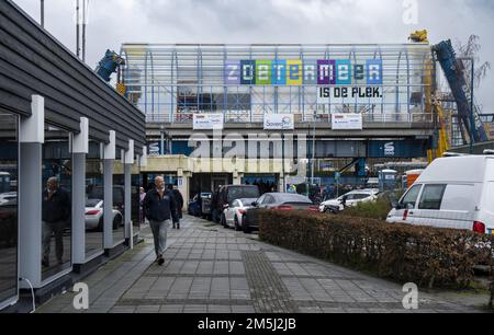 ZOETERMEER - le pont retiré du pont Nelson Mandela est temporairement situé le long de la A12, ce qui donne une vue complètement différente de la ville de Zoetermeer. ANP LEX VAN LIESHOUT pays-bas - belgique OUT Banque D'Images