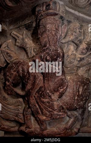 Jésus monte un âne lors de son entrée triomphale à Jérusalem le dimanche des Rameaux. Détail de la capitale romane en pierre, sculptée vers 1190 AD, dans le cloître d'un monastère royal, le Monasterio de San Juan de la Peña, en Aragon, Espagne. Jésus est représenté avec des yeux énormes, comme le sont de nombreuses figures humaines sculptées sur les chapiteaux du cloître du monastère ; ceci est typique du sculpteur, connu sous le nom de Maître de San Juan de la Peña ou Maître de Agüero. Banque D'Images