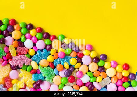 Un assortiment de bonbons et de gelées colorés Banque D'Images