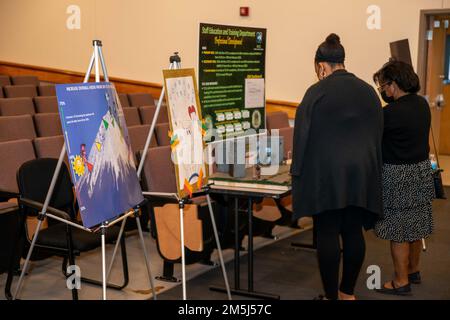 Les membres du personnel du Centre médical naval de Portsmouth (PNLP) ont terminé la série 12th de 4 disciplines d'exécution (4DX) en accueillant une conférence au sommet, 18 mars. Cette ronde de 4DX a commencé en juin 2021 et le personnel s'est concentré sur les perruques, suit les progrès et se réunit régulièrement, afin d'atteindre ou de dépasser les mesures cibles de leur plan de rendement de préparation (RPP). Leurs efforts ont abouti à un sommet où les progrès de chaque équipe ont été illustrés sur des affiches et où leurs réalisations ont été reconnues par les hauts dirigeants. Banque D'Images