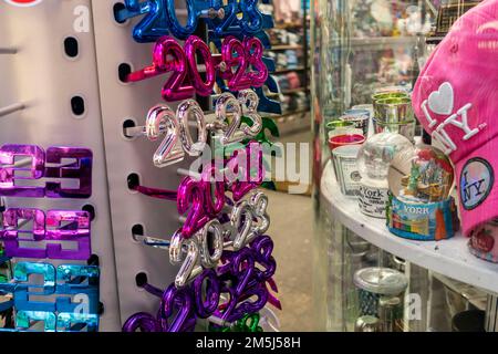 Un magasin de souvenirs de New York présente une sélection de 2023 verres à thème de la Saint-Sylvestre le dimanche, 25 décembre 2021. (© Richard B. Levine) Banque D'Images