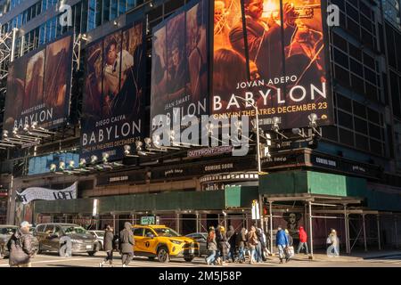 La publicité pour le « Babylone » de Paramount Pictures avec Brad Pitt’and Margot Robbie à Times Square à New York, dimanche, 25 décembre 2022. (© Richard B. Levine) Banque D'Images