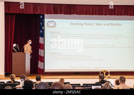 Les membres du personnel du Centre médical naval de Portsmouth (PNLP) ont terminé la série 12th de 4 disciplines d'exécution (4DX) en accueillant une conférence au sommet, 18 mars. Cette ronde de 4DX a commencé en juin 2021 et le personnel s'est concentré sur les perruques, suit les progrès et se réunit régulièrement, afin d'atteindre ou de dépasser les mesures cibles de leur plan de rendement de préparation (RPP). Leurs efforts ont abouti à un sommet où les progrès de chaque équipe ont été illustrés sur des affiches et lors de diaporamas, et leurs réalisations ont été reconnues par les hauts dirigeants. Banque D'Images