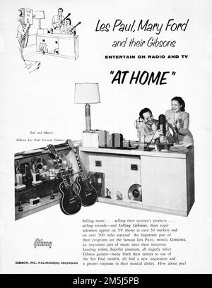 Une publicité pour les guitares Gibson mettant en vedette les Paul & Mary Ford. d'un magazine musical 1956. Banque D'Images