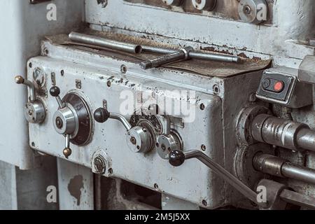 Ancien tour pour le traitement des métaux. Type de pièces de machines métalliques dans l'atelier de tournage en usine. Arrière-plan industriel. Equipement industriel. Banque D'Images