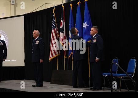 Le colonel David Johnson (à gauche), le nouveau chef d'état-major de la Garde nationale aérienne de l'Ohio, et le général de division James Camp, adjudant général adjoint de l'Ohio, sont à l'attention lors d'une cérémonie pour promouvoir Johnson au général de brigade 18 mars 2022, au général de division S. Beightler Armory de Columbus, Ohio. Johnson, qui avait auparavant commandé la 121st Air ravitaillement Wing, succède à la retraite de Brig. Le général Rebecca O’Connor, qui occupe ce poste depuis 2018. (Photo du Sgt Katelin Uhinck, détachement mobile des affaires publiques de 196th/PUBLIÉE) Banque D'Images