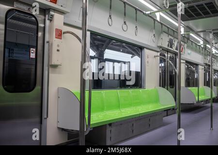 Dhaka, Bangladesh. 29th décembre 2022. Des compartiments vides du métro de Dhaka pendant le trajet d'Uttara Nord à Agargaon. Le Premier ministre Sheikh Hasina a officiellement inauguré le premier métro du pays. (Image de crédit : © Sazzad Hossain/SOPA Images via ZUMA Press Wire) Banque D'Images