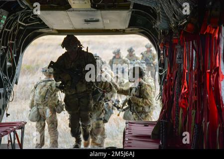 Les soldats du Lion noir affectés au bataillon du 1st, 28th Infantry Regiment, 3rd Infantry Division se font à bord d'un hélicoptère CH-47 Chinook pour mener une mission d'assaut aérienne au-dessus de fort Stewart, Géorgie, 18 mars 2022. L'opération d'assaut aérien a placé l'IR 1st BN., 28th dans leur épreuve combinée d'armes Live Fire qui se déroulera à fort Stewart. Un CALFX permet à une compagnie de manœuvre d'incorporer des équipements de feu indirect, aériens et de soutien pour simuler une formation de combat réaliste. Banque D'Images