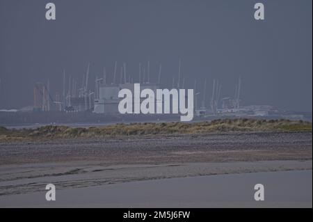 Hinklley point Somerset, Royaume-Uni. 29th décembre 2022. Par temps froid, à Burnham on Sea, dans le Somerset, la centrale nucléaire de Hinkley point, vue de l'autre côté, est en train d'obtenir une tempête très lourde tout le long de leur ligne de côte. Crédit photo : Robert Timoney/Alay Live News Banque D'Images