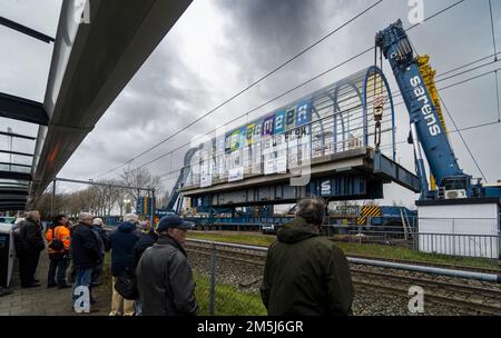 ZOETERMEER - la section de pont du pont Nelson Mandela au-dessus du A12 sera enlevée. Au début de décembre, la municipalité a fermé le pont sur établi et a sauté parce qu'il y avait un risque possible d'effondrement. La raison en a été deux enquêtes sur les fissures dans la construction. ANP LEX VAN LIESHOUT pays-bas - belgique OUT Banque D'Images