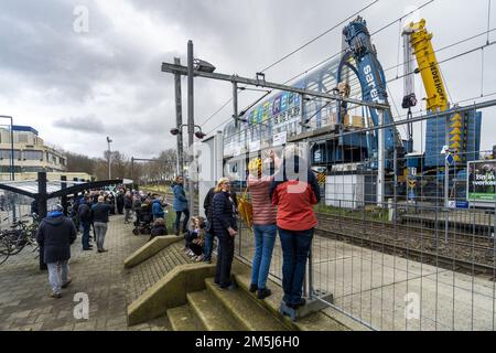 ZOETERMEER - la section de pont du pont Nelson Mandela au-dessus du A12 sera enlevée. Au début de décembre, la municipalité a fermé le pont sur établi et a sauté parce qu'il y avait un risque possible d'effondrement. La raison en a été deux enquêtes sur les fissures dans la construction. ANP LEX VAN LIESHOUT pays-bas - belgique OUT Banque D'Images