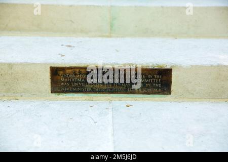 Une plaque liée à une statue du Mahatma Gandhi est vue sur la place Tavistock, dans le centre de Londres. Banque D'Images