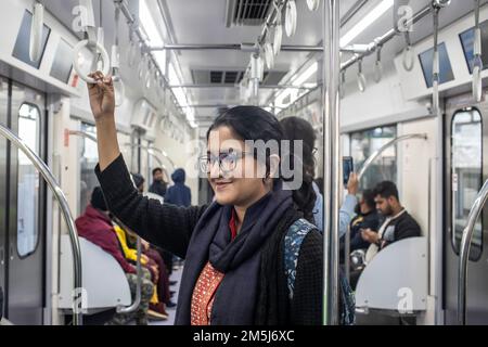 Dhaka, Bangladesh. 29th décembre 2022. Les passagers voyagent à l'intérieur d'un métro de Dhaka, d'Uttara North à Agargaon. Le Premier ministre Sheikh Hasina a officiellement inauguré le premier métro du pays. (Image de crédit : © Sazzad Hossain/SOPA Images via ZUMA Press Wire) Banque D'Images