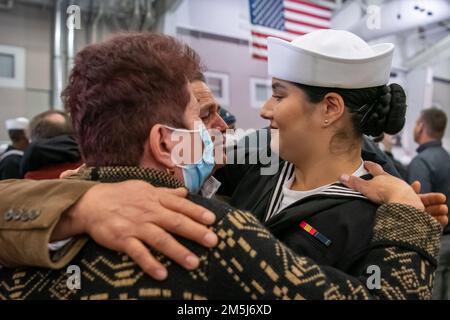 L'aviateur Luisa Sanchez épouse sa famille après avoir obtenu son diplôme de camp de chaussures de la Marine. Sanchez est devenu citoyen américain 17 mars, lors d'une cérémonie au Commandement de la formation des recrues. RTC a tenu la cérémonie pour la première fois depuis 2017, au cours de laquelle 25 recrues de 17 pays ont récité le serment d'allégeance de naturalisation aux États-Unis d'Amérique et sont devenues officiellement des citoyens américains. Plus de 40 000 recrues s'entraînent chaque année au seul camp de la Marine. Banque D'Images