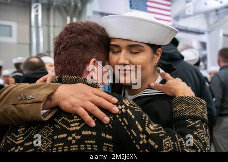 L'aviateur Luisa Sanchez épouse sa famille après avoir obtenu son diplôme de camp de chaussures de la Marine. Sanchez est devenu citoyen américain 17 mars, lors d'une cérémonie au Commandement de la formation des recrues. RTC a tenu la cérémonie pour la première fois depuis 2017, au cours de laquelle 25 recrues de 17 pays ont récité le serment d'allégeance de naturalisation aux États-Unis d'Amérique et sont devenues officiellement des citoyens américains. Plus de 40 000 recrues s'entraînent chaque année au seul camp de la Marine. Banque D'Images