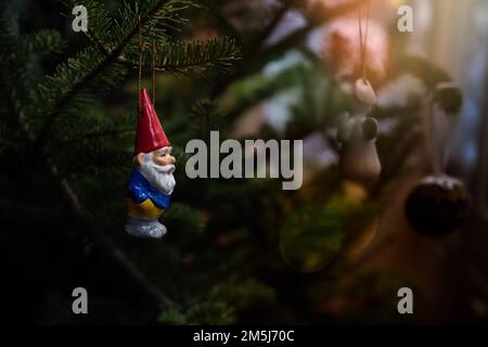 Un cliché sélectif d'un jouet Gnome d'arbre de Noël suspendu Banque D'Images