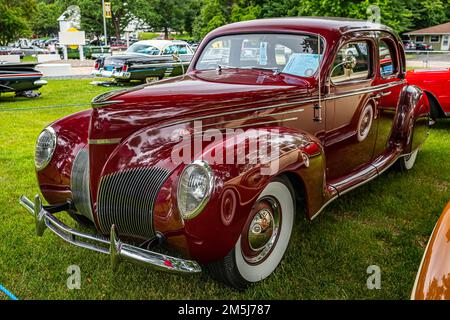 Iola, WI - 07 juillet 2022 : vue à l'angle de l'avant d'une berline Lincoln Zephyr 1939 V12 4 portes lors d'un salon de voiture local. Banque D'Images