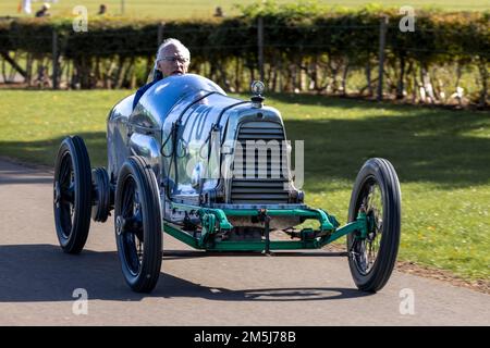 1923 Aston Martin Razor Blade, au salon de l'aviation du jour de la course qui s'est tenu à Shuttleworth le 2nd octobre 2022. Banque D'Images