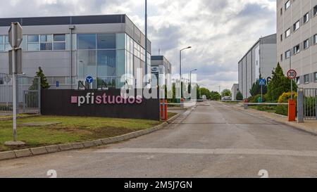 Simanovci, Serbie - 22 août 2022 : porte d'entrée des studios de production cinématographique de PFI bâtiments complexes. Banque D'Images