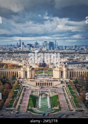 Vue aérienne touristique sur le Trocadéro et le quartier métropolitain de la Défense à l'horizon à Paris, France. Superbes couleurs de saison d'automne, ve Banque D'Images