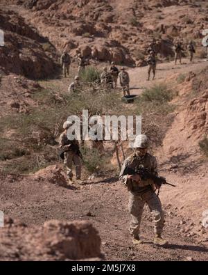 CAMP TITITITIN, Jordanie (18 mars 2022) - Marines affectées à la Compagnie Fox, 2nd Bataillon, 24th Marines effectuent une patrouille pendant l'exercice final (FINEX) de Intrepid Maven (IM) 22-1 à bord du Camp Titin, Jordanie, 18 mars. La GI est une série d'engagements bilatéraux entre les États-Unis Forces des corps marins, Commandement central et Forces armées jordaniennes (JAF) qui offre une occasion d'échanger des tactiques et des compétences militaires. L'IM 22-1 est le premier des engagements multiples prévus entre les États-Unis Marine corps et le JAF pour accroître l'interopérabilité, renforcer notre partenariat durable, dissuader les acteurs malveillants dans Th Banque D'Images