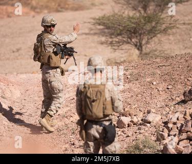 CAMP TITITITIN, Jordanie (18 mars 2022) - Une marine affectée à la Compagnie Fox, 2nd Bataillon, 24th Marines effectue une patrouille pendant l'exercice final (FINEX) de Intrepid Maven (IM) 22-1 à bord du Camp Titin, Jordanie, 18 mars. La GI est une série d'engagements bilatéraux entre les États-Unis Forces des corps marins, Commandement central et Forces armées jordaniennes (JAF) qui offre une occasion d'échanger des tactiques et des compétences militaires. L'IM 22-1 est le premier des engagements multiples prévus entre les États-Unis Marine corps et le JAF pour accroître l'interopérabilité, renforcer notre partenariat durable, dissuader les acteurs malveillants Banque D'Images