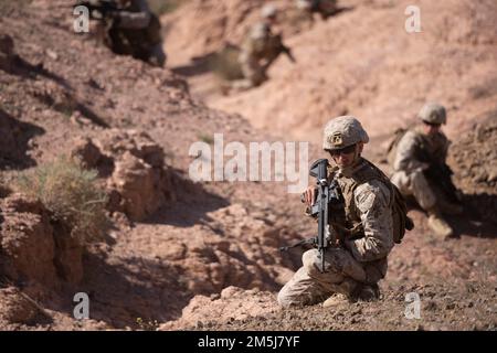 CAMP TITITITIN, Jordanie (18 mars 2022) - Marines affectées à la Compagnie Fox, 2nd Bataillon, 24th Marines effectuent une patrouille pendant l'exercice final (FINEX) de Intrepid Maven (IM) 22-1 à bord du Camp Titin, Jordanie, 18 mars. La GI est une série d'engagements bilatéraux entre les États-Unis Forces des corps marins, Commandement central et Forces armées jordaniennes (JAF) qui offre une occasion d'échanger des tactiques et des compétences militaires. L'IM 22-1 est le premier des engagements multiples prévus entre les États-Unis Marine corps et le JAF pour accroître l'interopérabilité, renforcer notre partenariat durable, dissuader les acteurs malveillants dans Th Banque D'Images