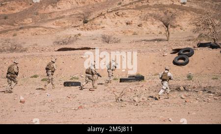 CAMP TITITITIN, Jordanie (18 mars 2022) - Marines affectées à la Compagnie Fox, 2nd Bataillon, 24th Marines assailli d'une position ennemie pendant l'exercice final (FINEX) de Intrepid Maven (IM) 22-1 à bord du Camp Titin, Jordanie, 18 mars. La GI est une série d'engagements bilatéraux entre les États-Unis Forces des corps marins, Commandement central et Forces armées jordaniennes (JAF) qui offre une occasion d'échanger des tactiques et des compétences militaires. L'IM 22-1 est le premier des engagements multiples prévus entre les États-Unis Marine corps et le JAF pour accroître l'interopérabilité, renforcer notre partenariat durable, décourager l'acte de malveillance Banque D'Images