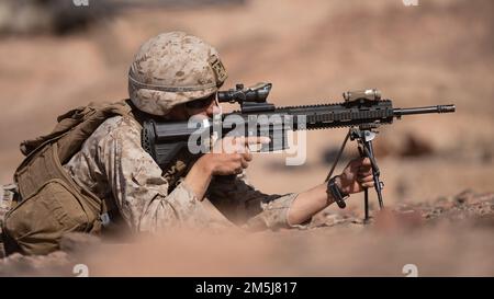 CAMP TITITITIN, Jordanie (18 mars 2022) - Une marine affectée à la Compagnie Fox, 2nd Bataillon, 24th Marines détient la sécurité pendant l'exercice final (FINEX) de Intrepid Maven (IM) 22-1 à bord du Camp Titin, Jordanie, 18 mars. La GI est une série d'engagements bilatéraux entre les États-Unis Forces des corps marins, Commandement central et Forces armées jordaniennes (JAF) qui offre une occasion d'échanger des tactiques et des compétences militaires. L'IM 22-1 est le premier des engagements multiples prévus entre les États-Unis Marine corps et le JAF pour accroître l'interopérabilité, renforcer notre partenariat durable, dissuader les acteurs malveillants dans le Banque D'Images