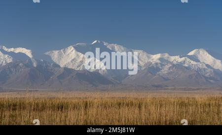 Vue panoramique sur le paysage le matin de la chaîne de montagnes Trans-Alay enneigée avec le pic Lénine aka Ibn Sina, au sud du Kirghizistan Banque D'Images