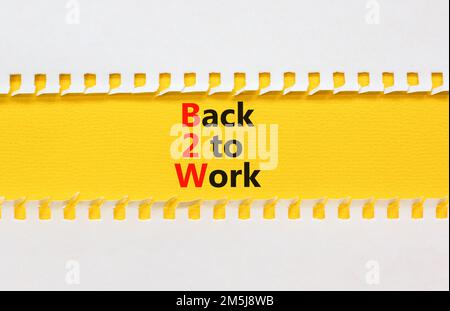 B2W symbole de retour au travail. Concept Words B2W retour au travail sur un livre blanc blanc sur un magnifique fond jaune. Business et B2W Retour au travail. Banque D'Images