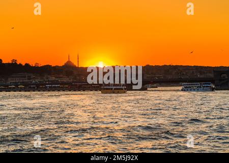 ISTANBUL, TURQUIE - 12 SEPTEMBRE 2017 : c'est la baie de la Corne d'Or pendant le coucher du soleil d'automne. Banque D'Images