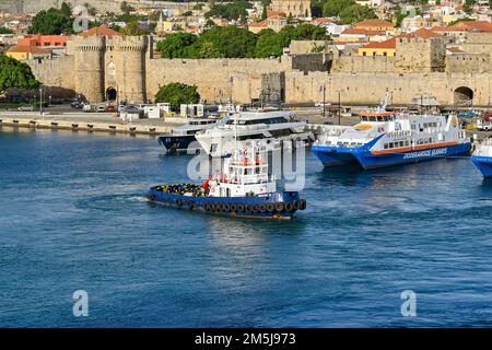 Rhodes, Grèce - Mai 2022 : bateau à remorqueurs quittant le port de la ville de Rhodes Banque D'Images