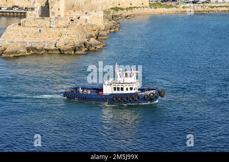 Rhodes, Grèce - Mai 2022 : bateau à remorqueurs quittant le port de la ville de Rhodes Banque D'Images