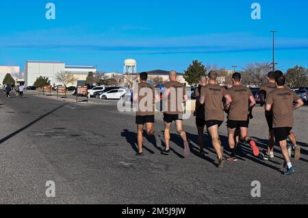 Un groupe du SWTS 351st participe au défi Maltz à la base aérienne de Kirtland, N.M., 18 mars. Plus de 200 membres de l'équipe Kirtland ont participé au défi. Banque D'Images