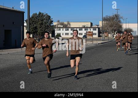 Un groupe du SWTS 351st participe au défi Maltz à la base aérienne de Kirtland, N.M., 18 mars. Plus de 200 membres de l'équipe Kirtland ont participé au défi. Banque D'Images