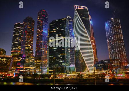 Des bâtiments de grande hauteur du centre d'affaires international de Moscou (MIBC), également connu sous le nom de « ville de Moscou », illuminés la nuit. Moscou, Russie. Banque D'Images