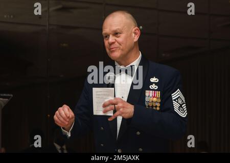 Le sergent-chef-maître de la Force aérienne James Roy prononce un discours sur les rôles et les responsabilités du sergent-chef-maître lors d’une cérémonie de reconnaissance du chef à Martin’s Crosswinds, dans la ceinture de verdure, au 18 mars 2022. Roy a servi comme sergent-chef de la Force aérienne en 16th de 30 juin 2009 au 24 janvier 2013. Banque D'Images
