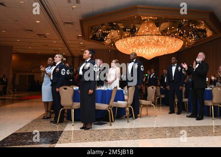 Les aviateurs et leurs familles participent au chant des États-Unis Chant de la Force aérienne lors d’une cérémonie de reconnaissance du chef aux Crosswinds de Martin à Greenbelt, Maryland, 18 mars 2022. La cérémonie comprenait un discours du sergent-chef de la Force aérienne, James Roy, une cérémonie d'éclairage aux chandelles qui a reconnu chaque rang et un dîner en hommage à leur système de soutien qui a pris le voyage avec eux. Banque D'Images