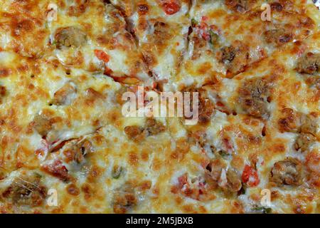 Pizza italienne avec fromage mozzarella et crevettes, tomates et légumes, cuisine italienne avec tranches de pizza, crevettes de fruits de mer prêtes à être servies Banque D'Images