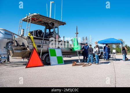 Un membre de la Garde côtière, de l’équipe AIDS to navigation, Galveston, s’entretient avec le public lors de la Journée communautaire du secteur Houston-Galveston à Houston, Texas, le 19 mars 2022. Au cours de l'événement, des membres de la Garde côtière du secteur Houston-Galveston et des unités environnantes ont présenté de l'équipement et discuté de diverses missions de la Garde côtière. Banque D'Images