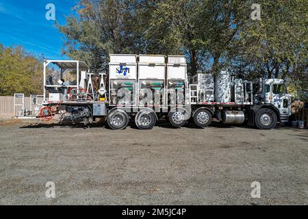 Un grand camion de striping de chaussée garé à Bishop, Californie, États-Unis Banque D'Images