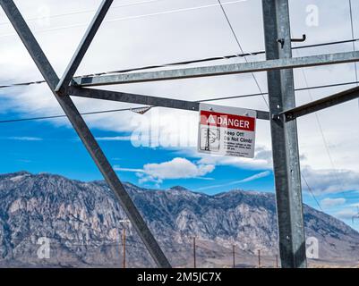 Un panneau d'avertissement interdisant l'escalade sur une tour de transmission haute tension près du barrage de Pleasant Valley, Bishop, Californie Banque D'Images