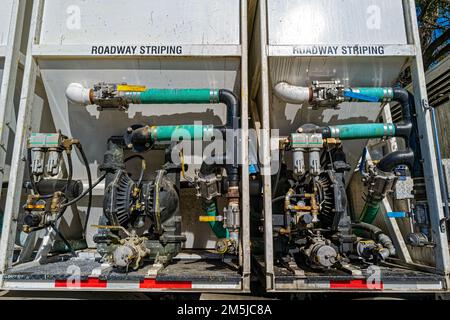 Détail des pompes sur un camion à bande de chaussée stationné à Bishop, Californie, États-Unis Banque D'Images