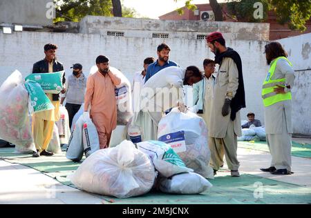 Des envois de marchandises de secours (sacs de ration) sont distribués dans les familles méritantes de Hyderabad organisées par la Fondation Al-Khidmat à Hyderabad jeudi, 29 décembre 2022. Banque D'Images