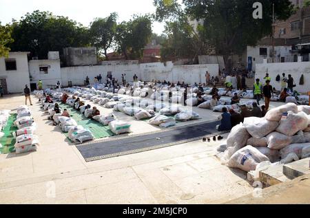 Des envois de marchandises de secours (sacs de ration) sont distribués dans les familles méritantes de Hyderabad organisées par la Fondation Al-Khidmat à Hyderabad jeudi, 29 décembre 2022. Banque D'Images