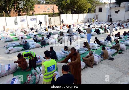 Des envois de marchandises de secours (sacs de ration) sont distribués dans les familles méritantes de Hyderabad organisées par la Fondation Al-Khidmat à Hyderabad jeudi, 29 décembre 2022. Banque D'Images