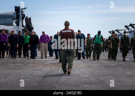 OCÉAN ATLANTIQUE – les marins et les Marines inspectent le pont de vol pour y déceler la présence de débris en préparation aux opérations de vol à bord du navire d'assaut amphibie de classe Wasp USS Kearsarge (LHD 3) pendant le problème de bataille de la flotte 22-1, 19 mars 2022. La FBP 22-1 intègre des capacités navales pour soutenir des opérations spéciales, fournir une défense à terre et en mer, et développer l'utilisation de véhicules sous-marins sans pilote. Banque D'Images