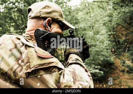 de jeunes soldats en action sur le champ de bataille Banque D'Images